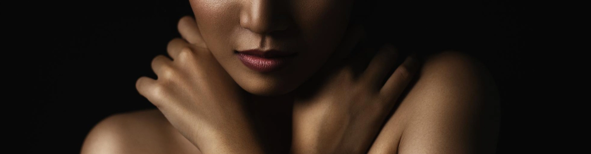 rostro de mujer con labios pintados