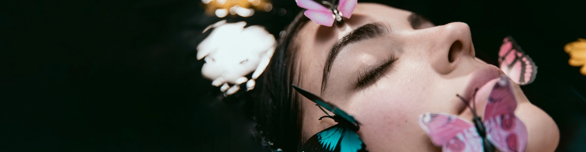 detalle cara de mujer con mariposas encima