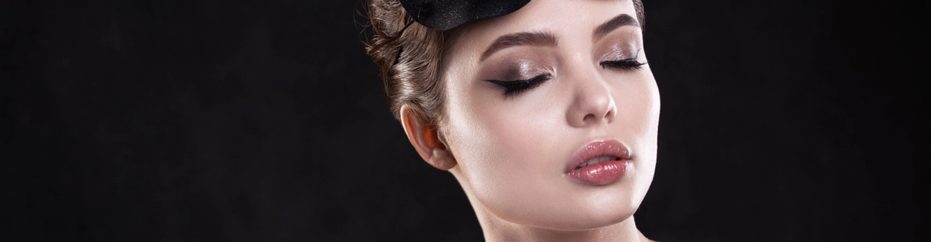 detalle de cara de mujer maquillada