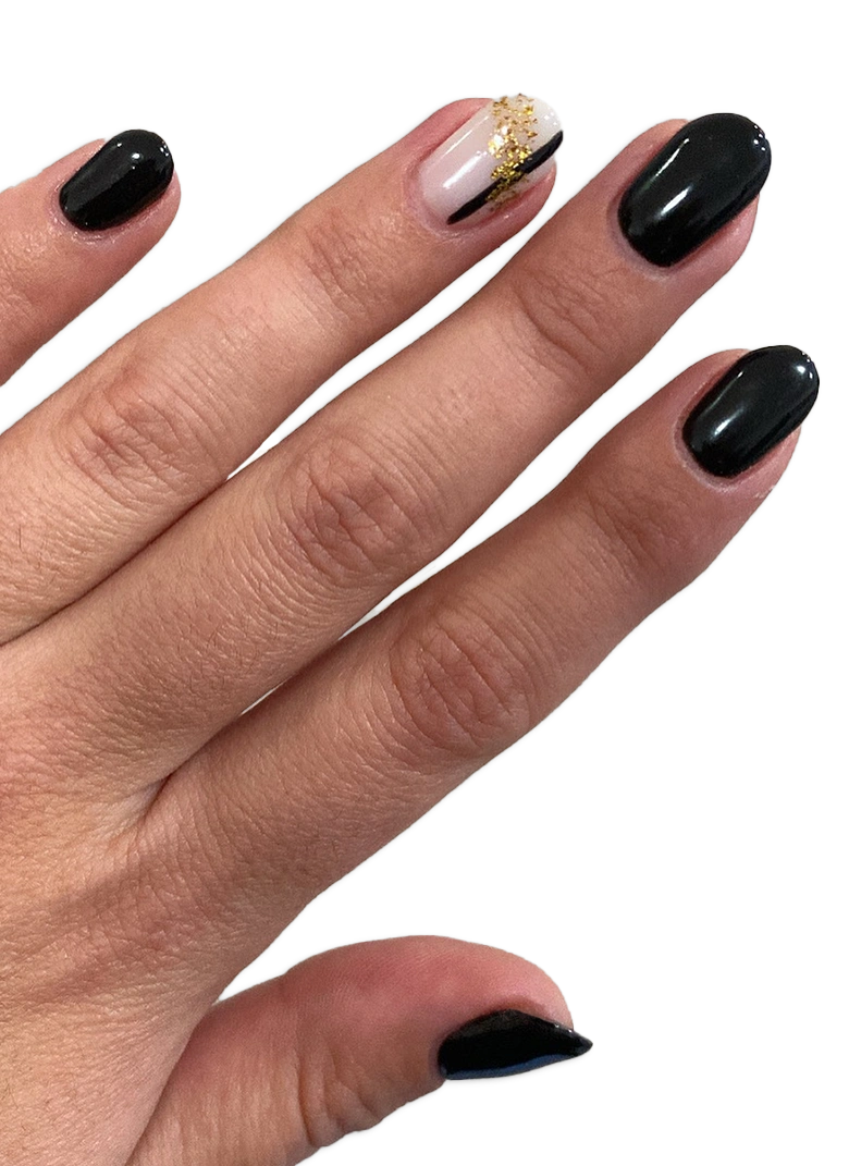 detalle de mano con manicura negra