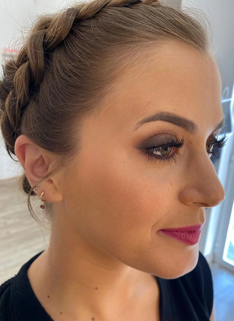 detalle de mujer peinada y maquillada