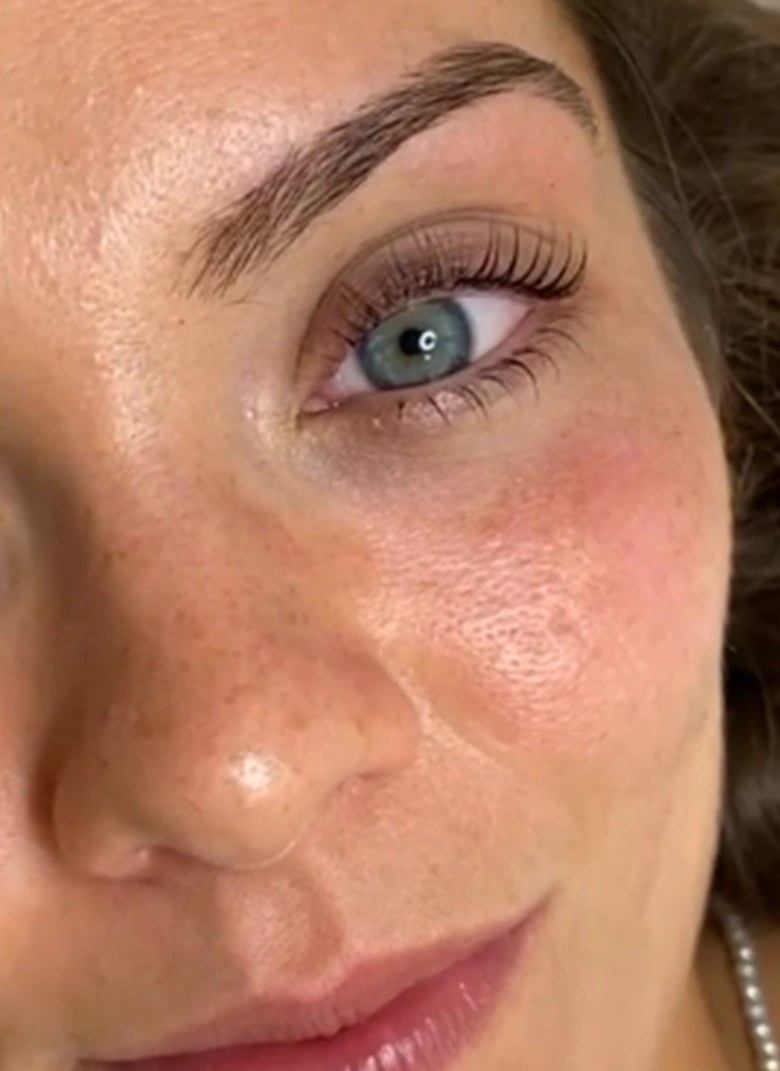 detalle de ojo con cejas y pestañas tratadas