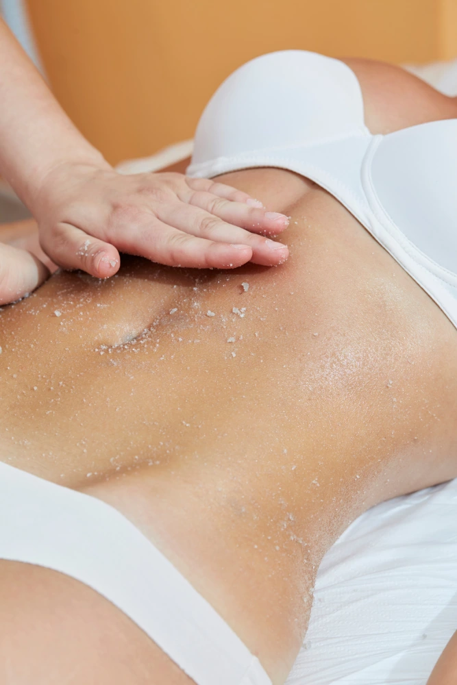 manos haciendo tratamiento en cuerpo mujer